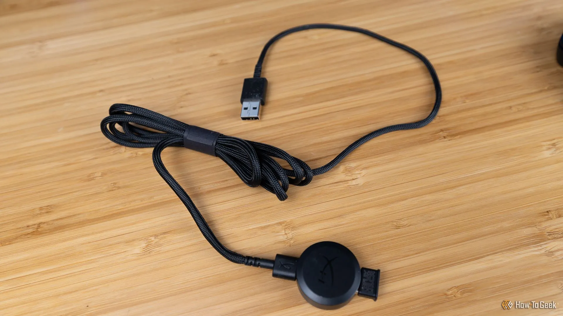 Dây sạc và dongle USB-A đi kèm chuột gaming không dây HyperX Pulsefire Saga Pro