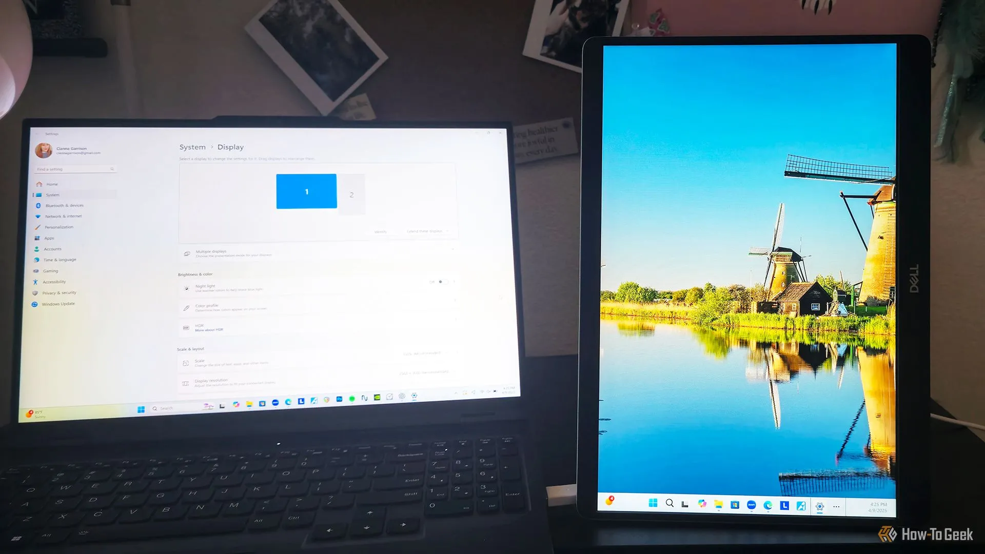Dell Pro 14 Plus hiển thị chế độ dọc, tối ưu cho xem tài liệu hoặc lướt smartphone.