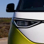 Đèn pha và mặt trước của xe điện Volkswagen ID. Buzz 2025 màu vàng.