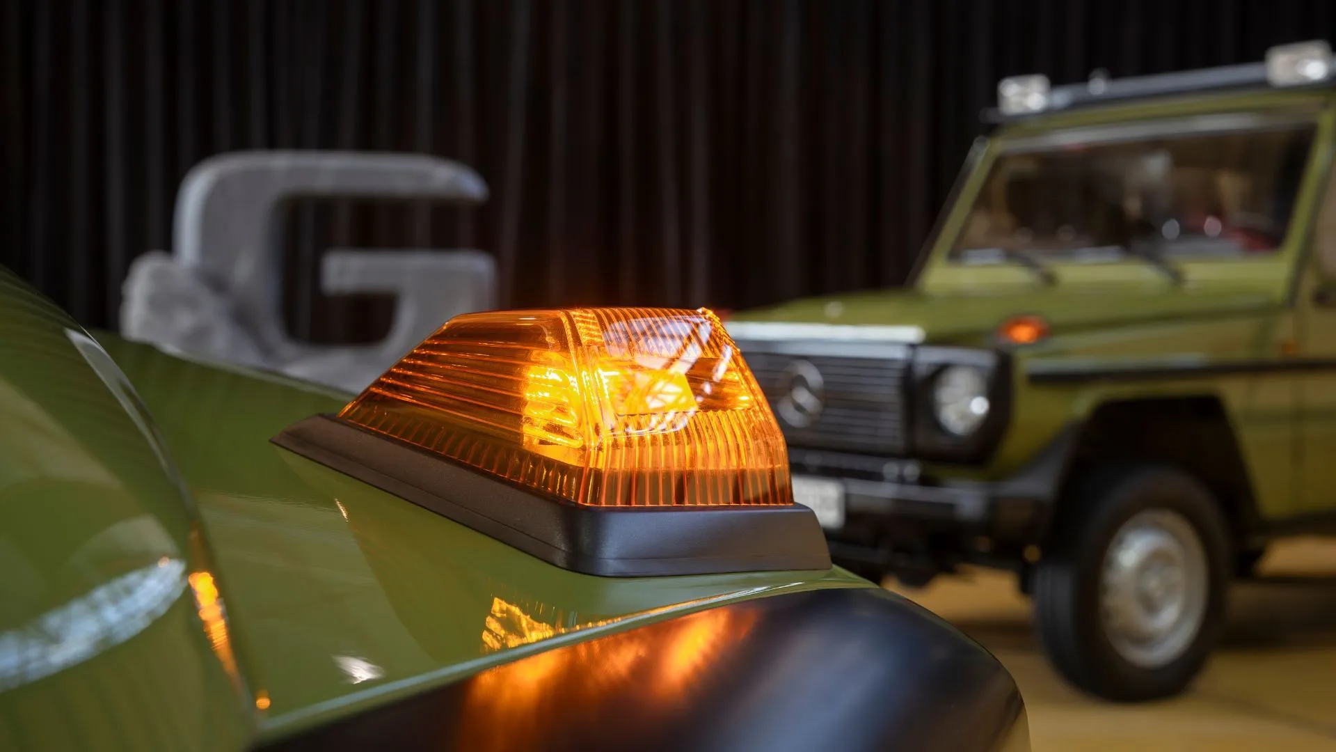 Đèn xi nhan hổ phách trên nắp capo Mercedes-Benz G-Class Edition Stronger Than The 1980s.
