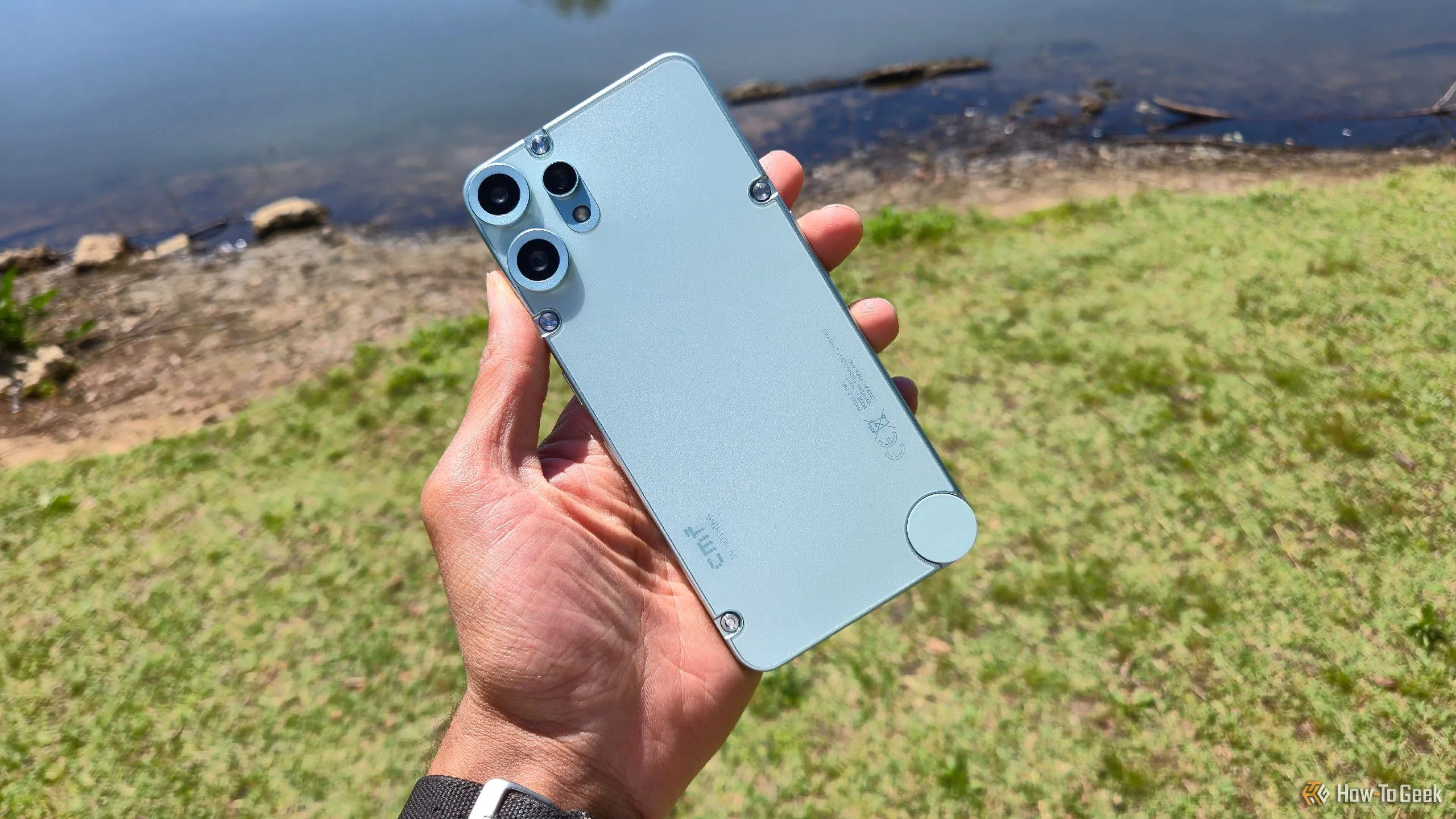 Điện thoại CMF Phone 2 Pro màu đen nổi bật trên nền hồ nước yên bình