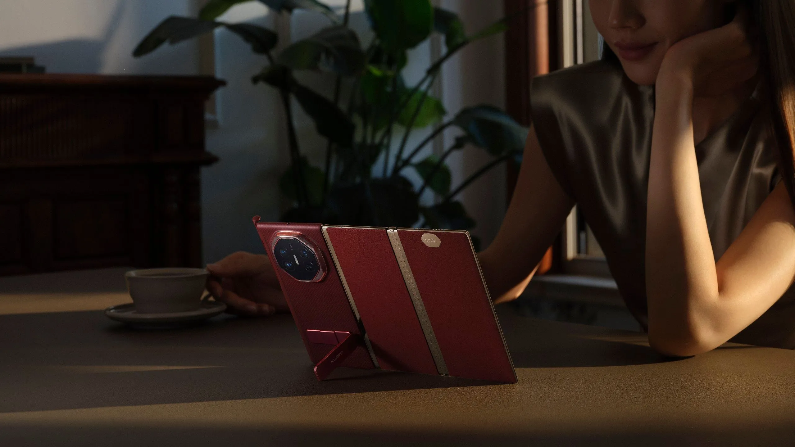 Điện thoại gập ba Huawei Mate XT với màn hình lớn đặt trên bàn.
