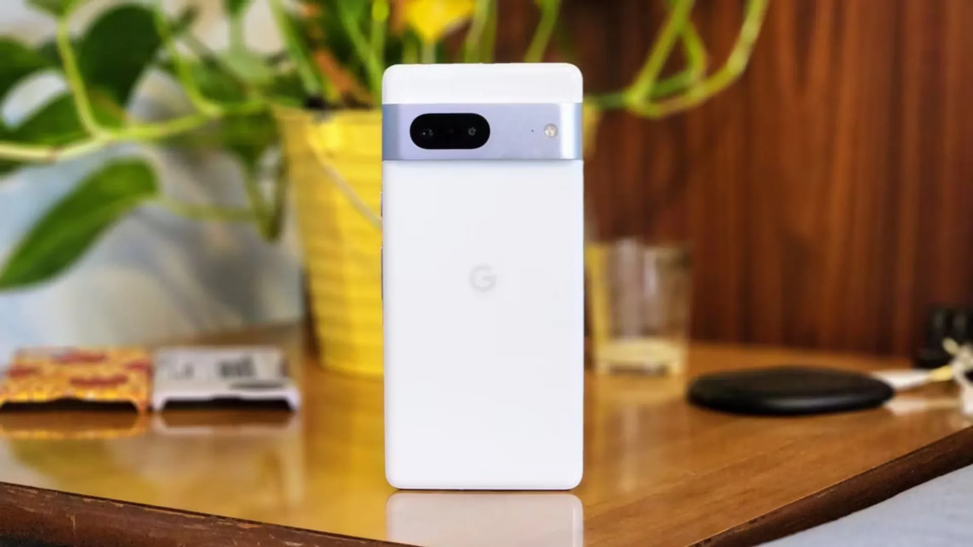 Điện thoại Google Pixel 7 màu đen đặt trên mặt bàn