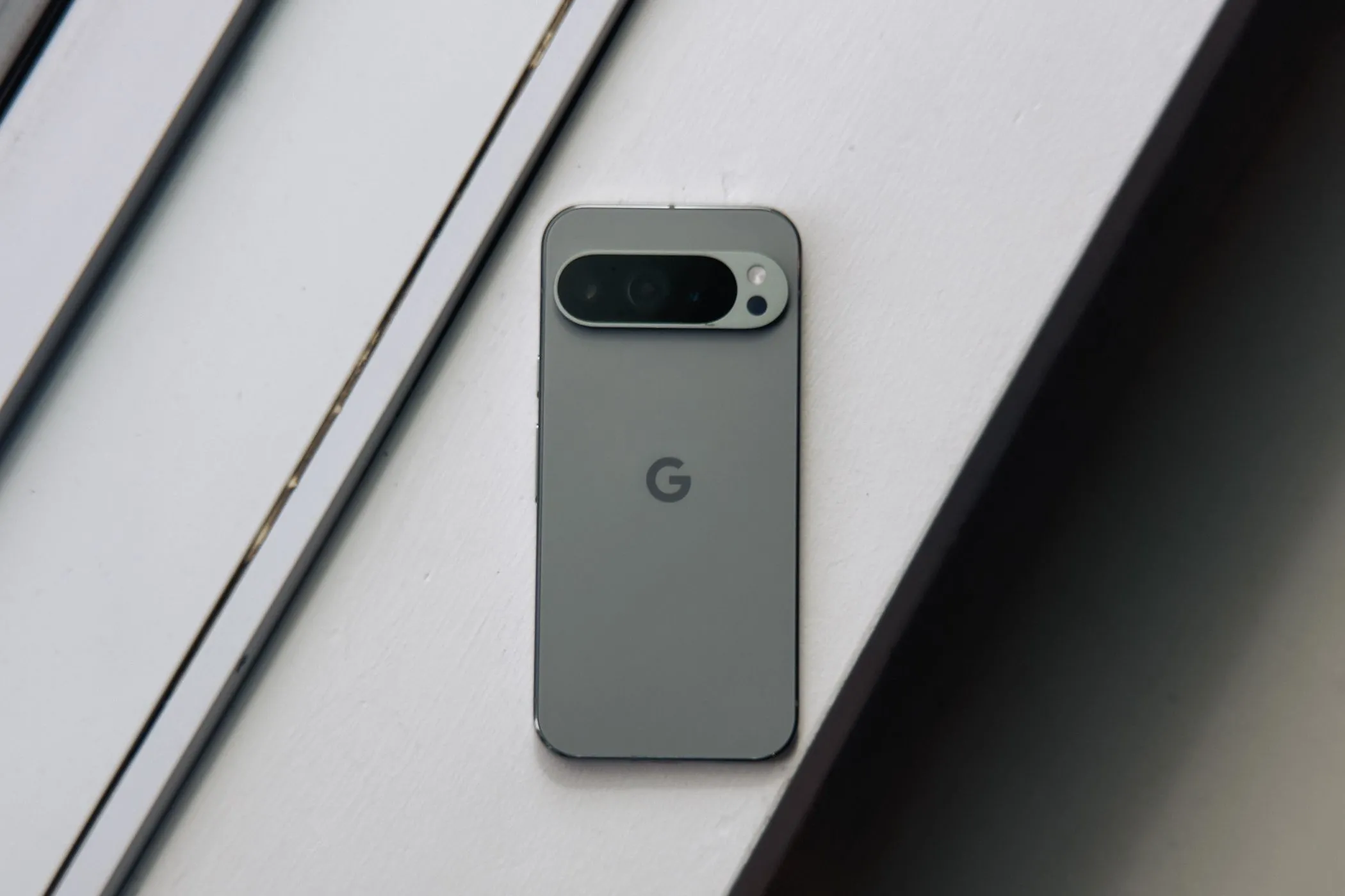 Điện thoại Google Pixel 9 Pro XL màu xanh lá cây đặt trên nền trắng