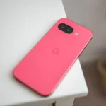 Điện thoại Google Pixel 9a đặt trên bàn với màn hình tắt