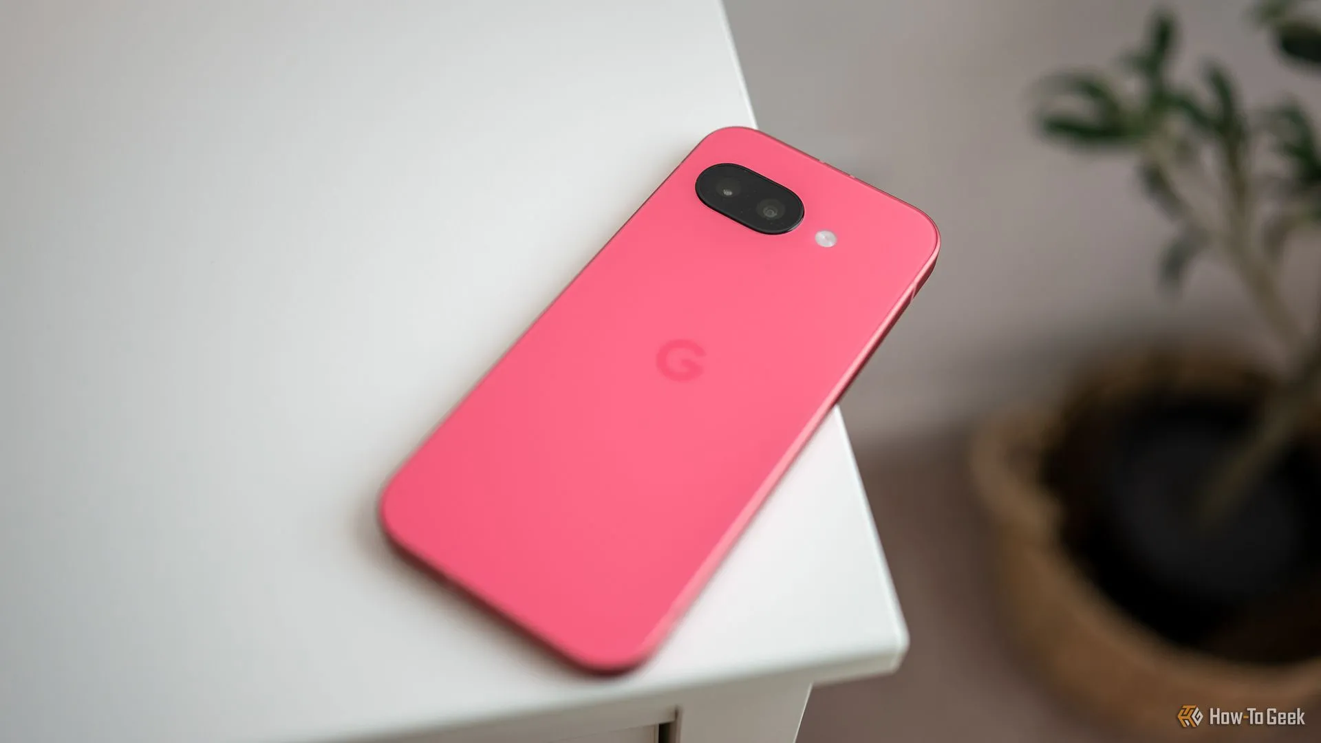 Điện thoại Google Pixel 9a đặt trên bàn với màn hình tắt
