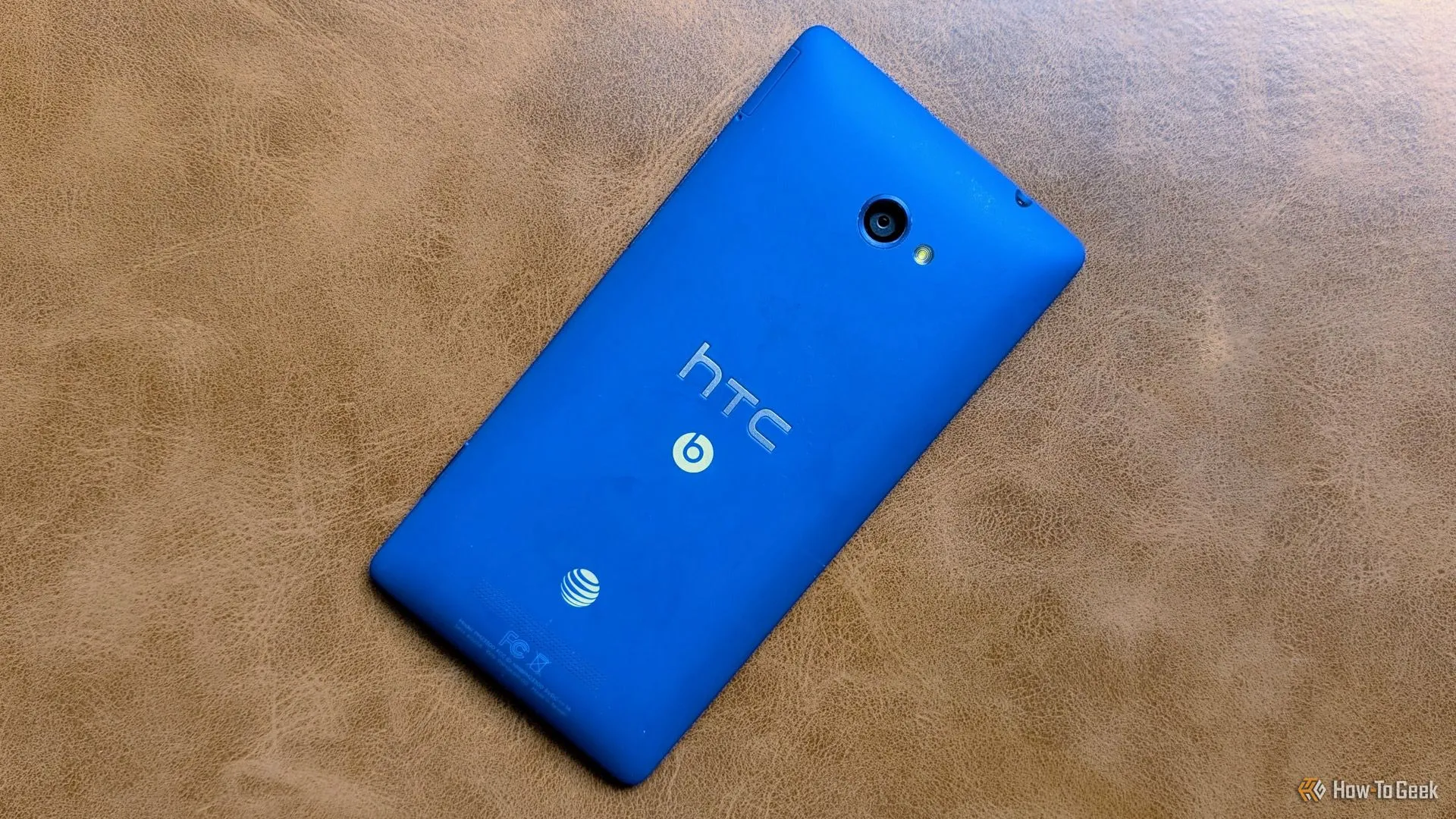 Điện thoại HTC 8X với thiết kế góc cạnh và màu sắc nổi bật
