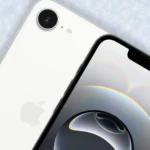 Điện thoại iPhone 16e màu đen với màn hình tai thỏ lớn, đặt trên nền tuyết trắng.