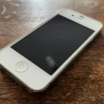Điện thoại iPhone 4S màu trắng, biểu tượng cho kỷ nguyên bùng nổ ứng dụng di động.