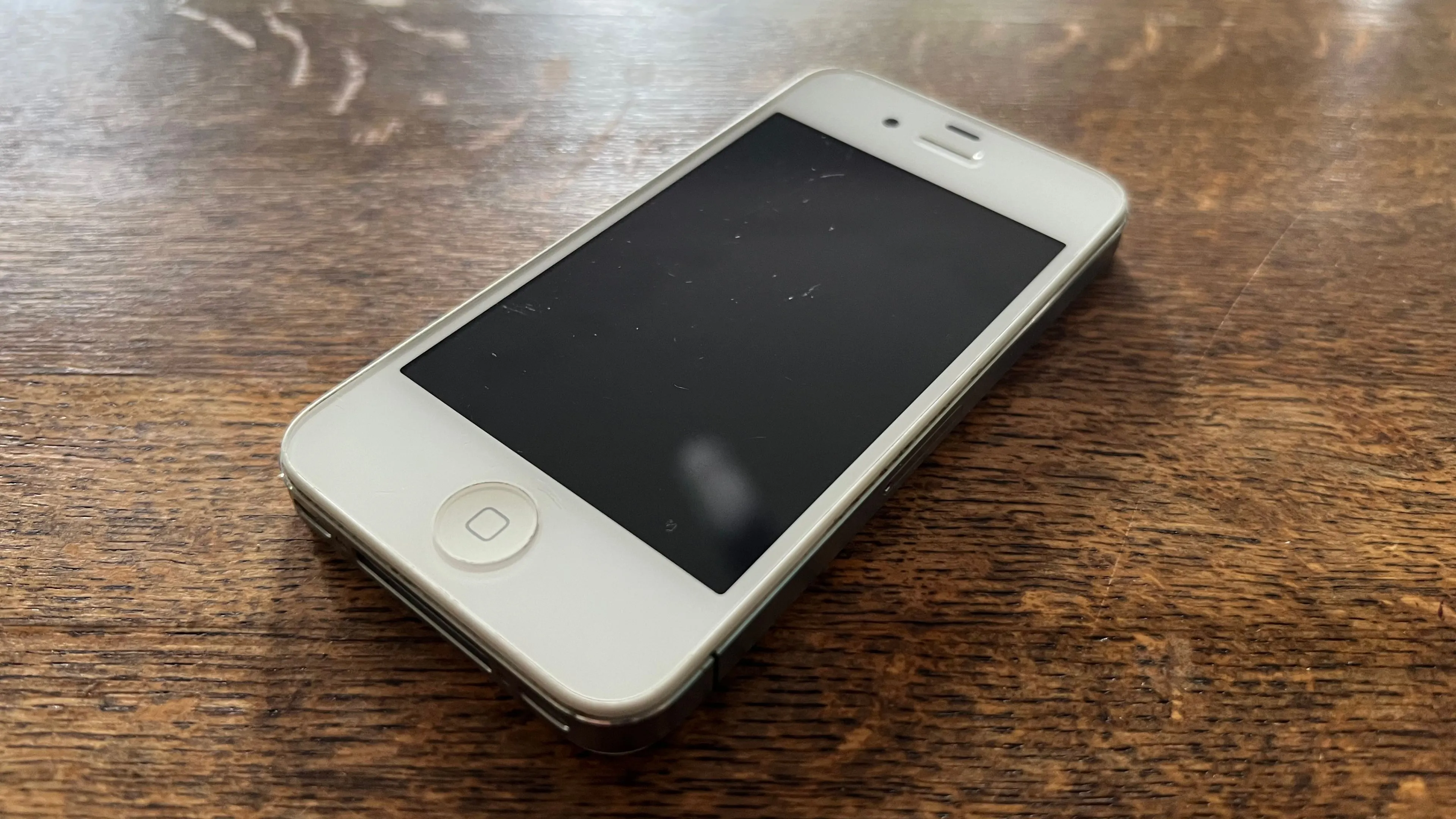 Điện thoại iPhone 4S màu trắng, biểu tượng cho kỷ nguyên bùng nổ ứng dụng di động.