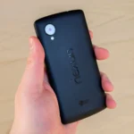Điện thoại LG Nexus 5 màu đen trên tay người dùng, thể hiện thiết kế của dòng Nexus