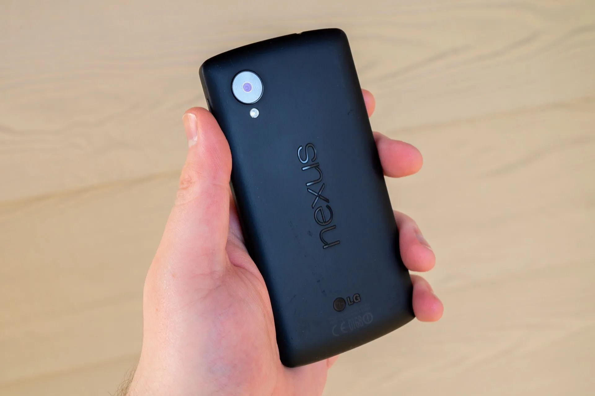 Điện thoại LG Nexus 5 màu đen trên tay người dùng, thể hiện thiết kế của dòng Nexus