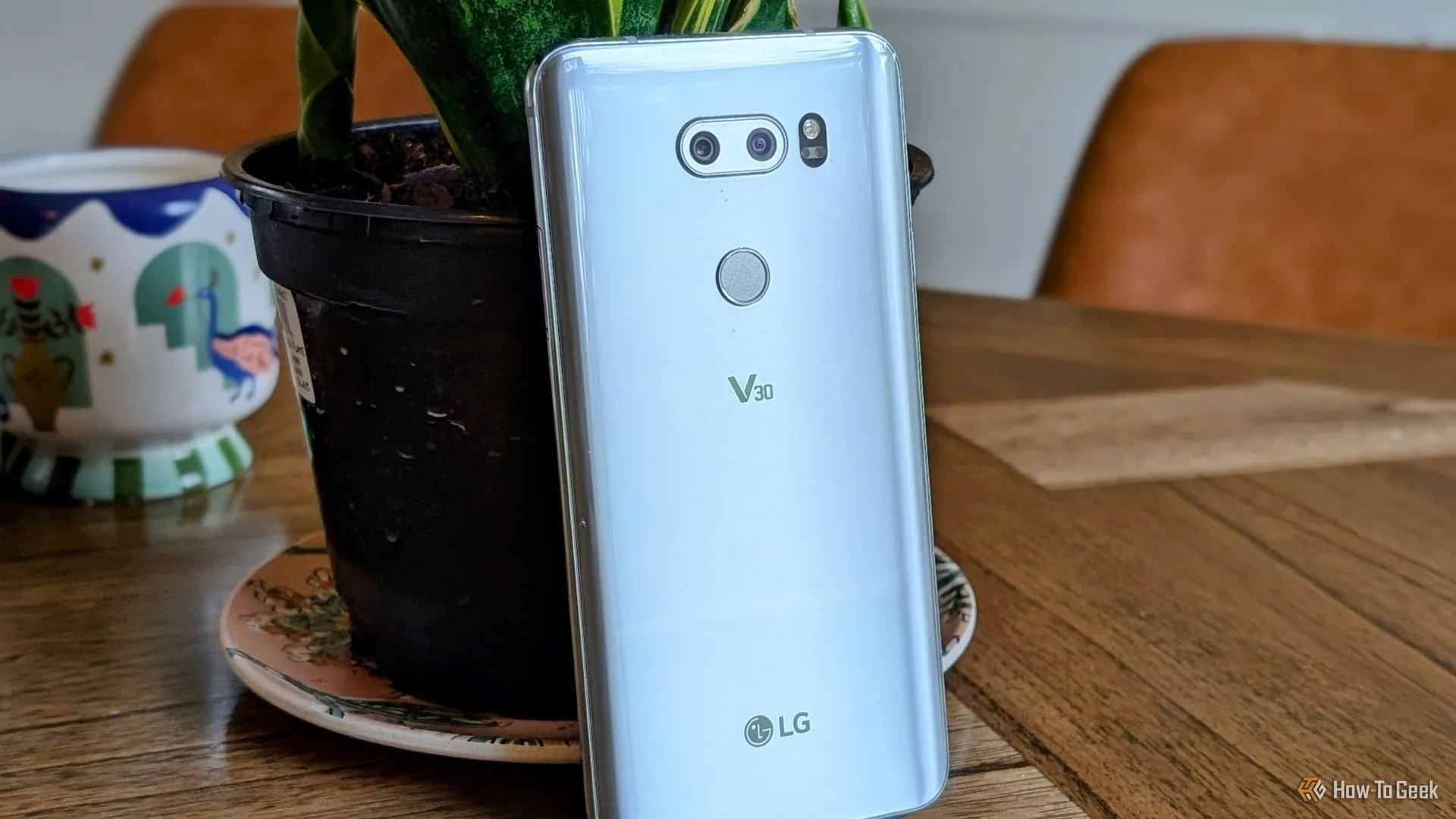 Điện thoại LG V30 với màn hình OLED tràn viền