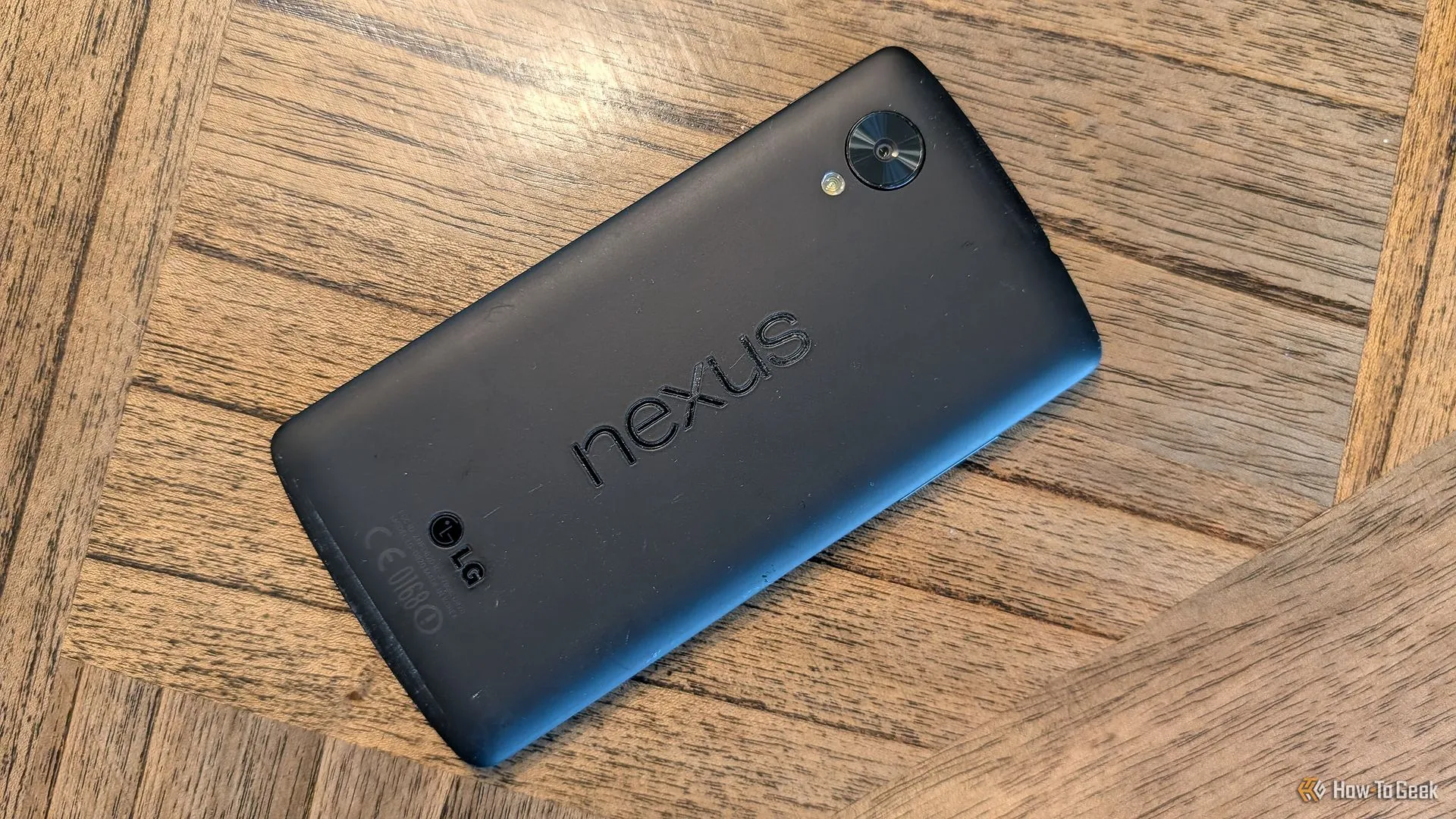 Điện thoại Nexus 5 màu trắng với logo Google ở mặt lưng