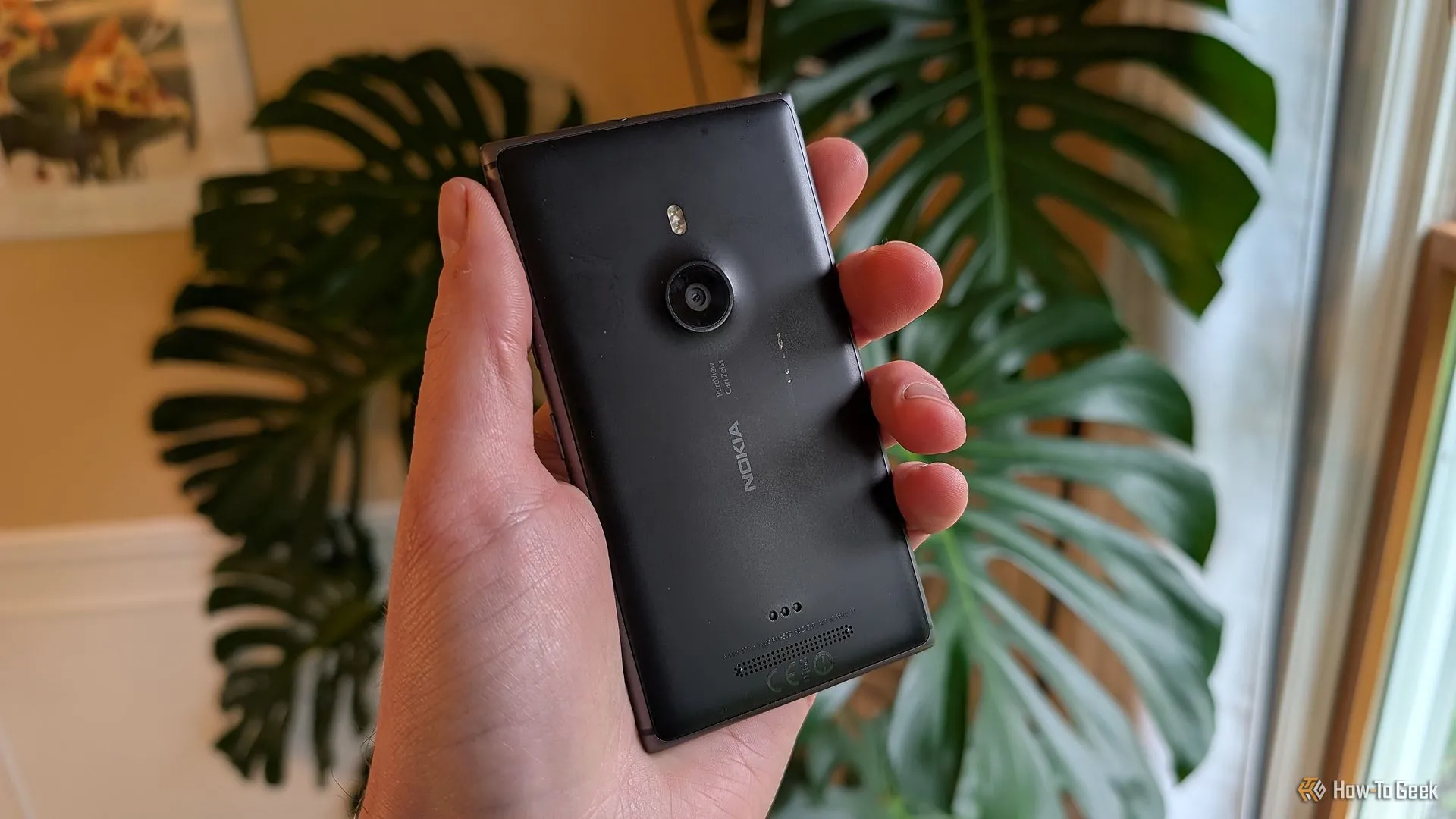 Điện thoại Nokia Lumia 925 màu đen nằm trên bàn
