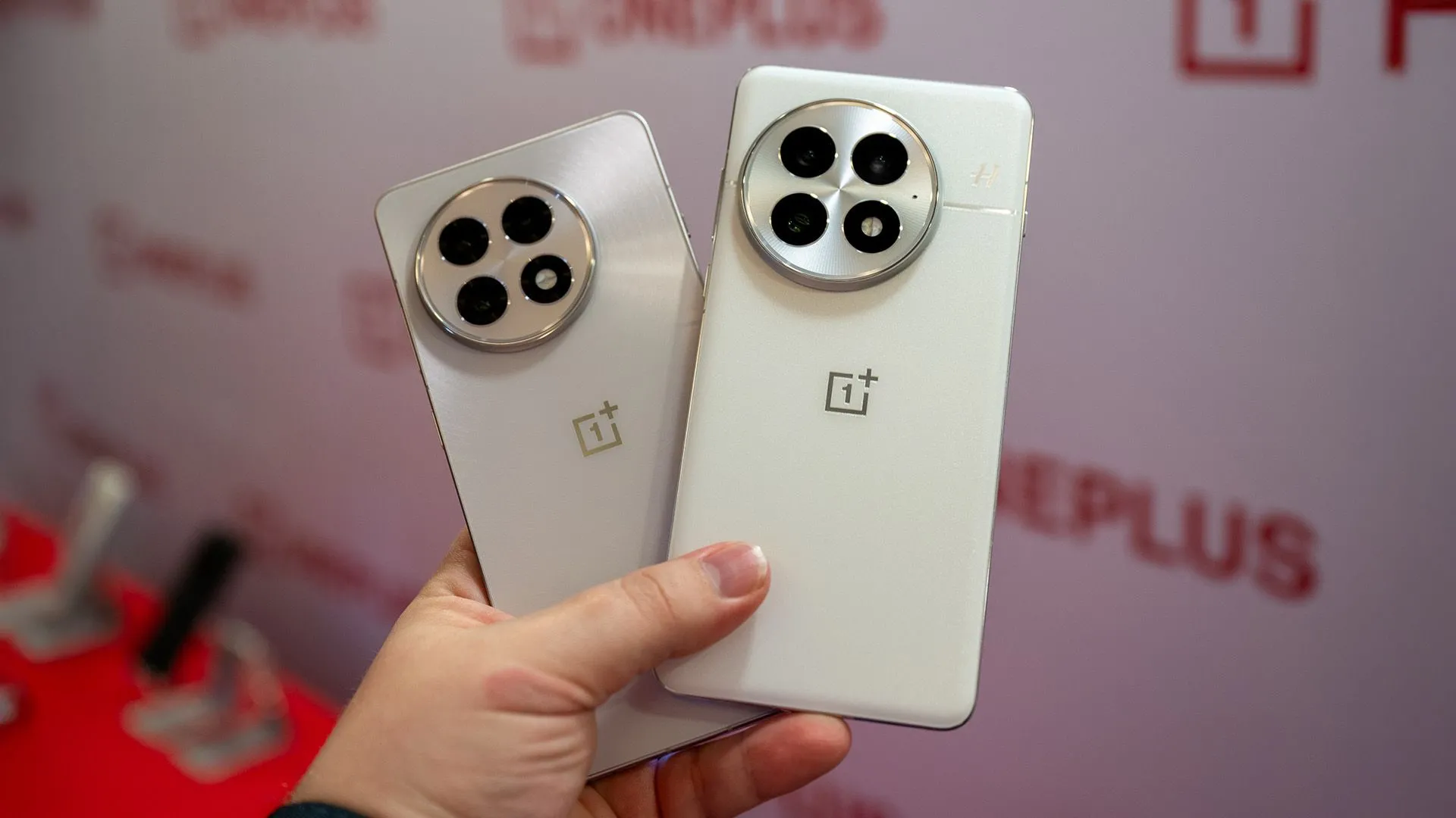 Điện thoại OnePlus 13 và 13R màu trắng sang trọng