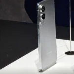 Điện thoại Samsung Galaxy S25 Edge màu đen đặt đứng trên mặt bàn.