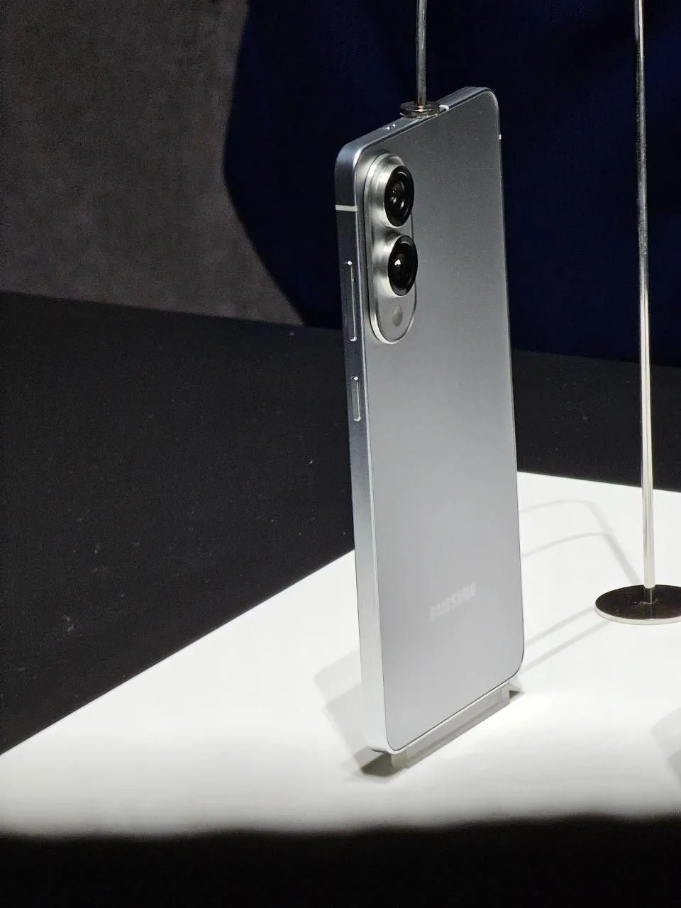 Điện thoại Samsung Galaxy S25 Edge màu đen đặt đứng trên mặt bàn.