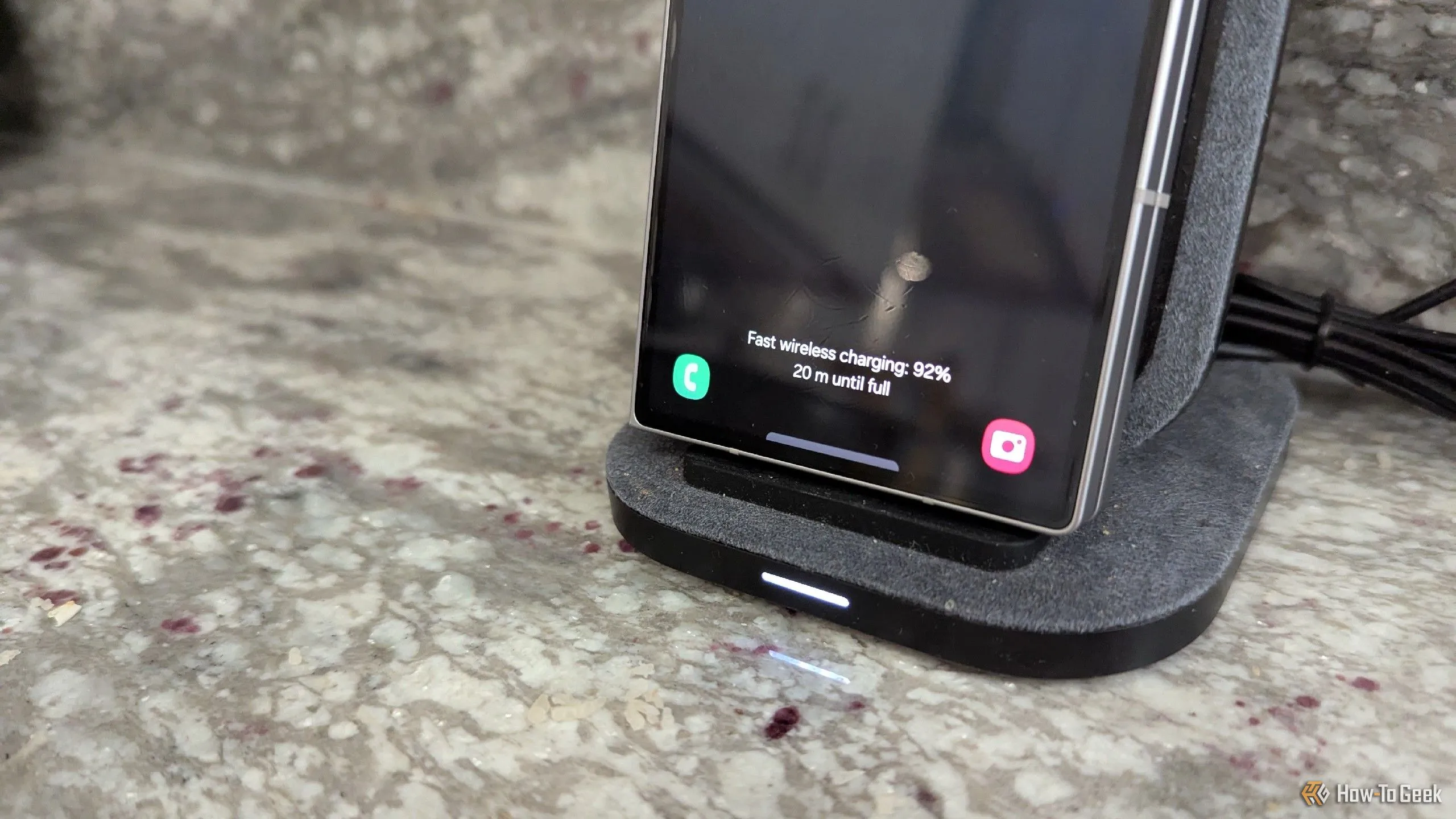 Điện thoại Samsung Galaxy Z Fold 6 sạc trên đế sạc không dây.
