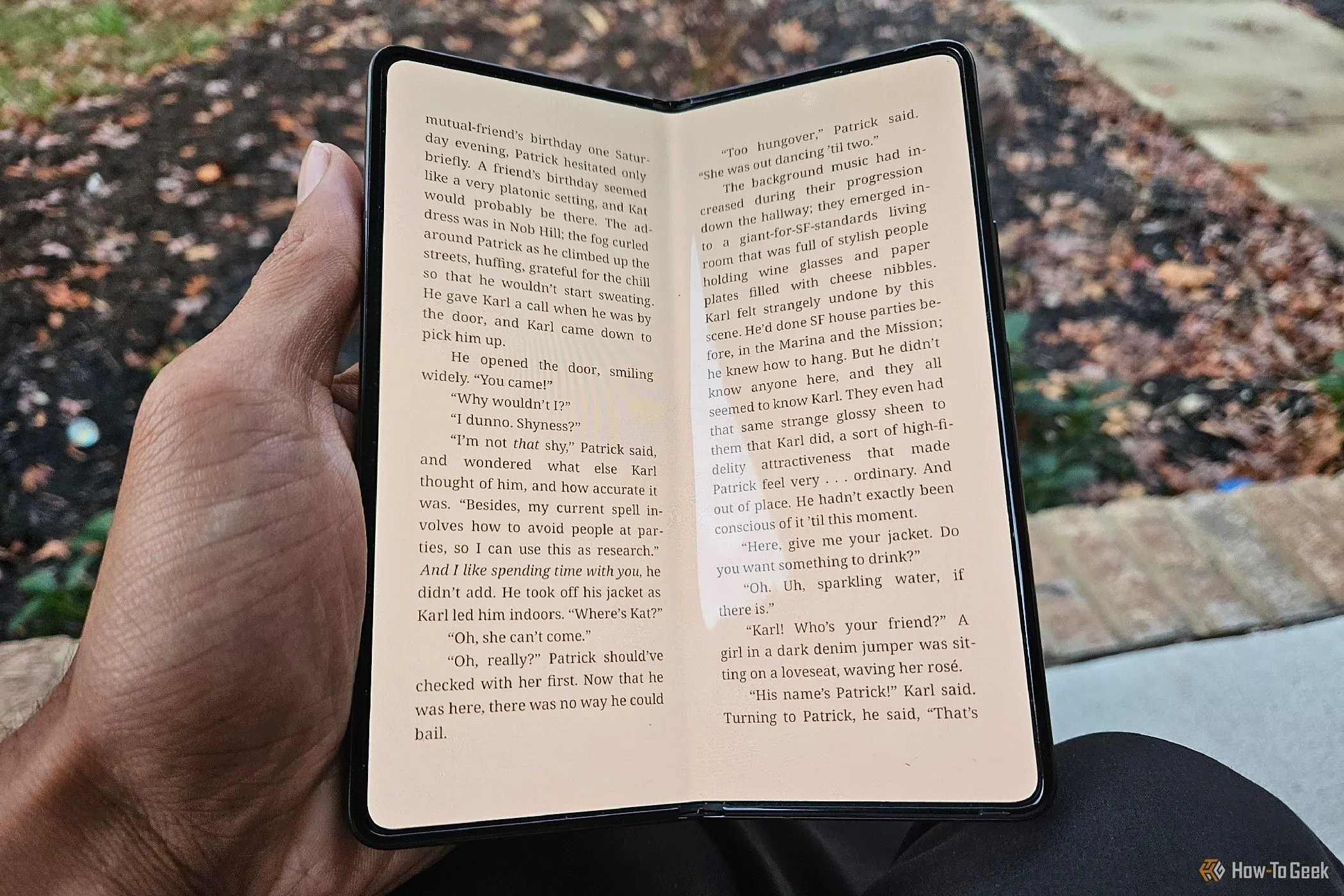 Đọc sách điện tử trên màn hình lớn của Galaxy Z Fold 5