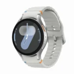 Đồng hồ thông minh Samsung Galaxy Watch 7 màu kem hiển thị mặt đồng hồ sáng rõ trên cổ tay, thể hiện thiết kế tinh tế và màn hình 40mm sống động.