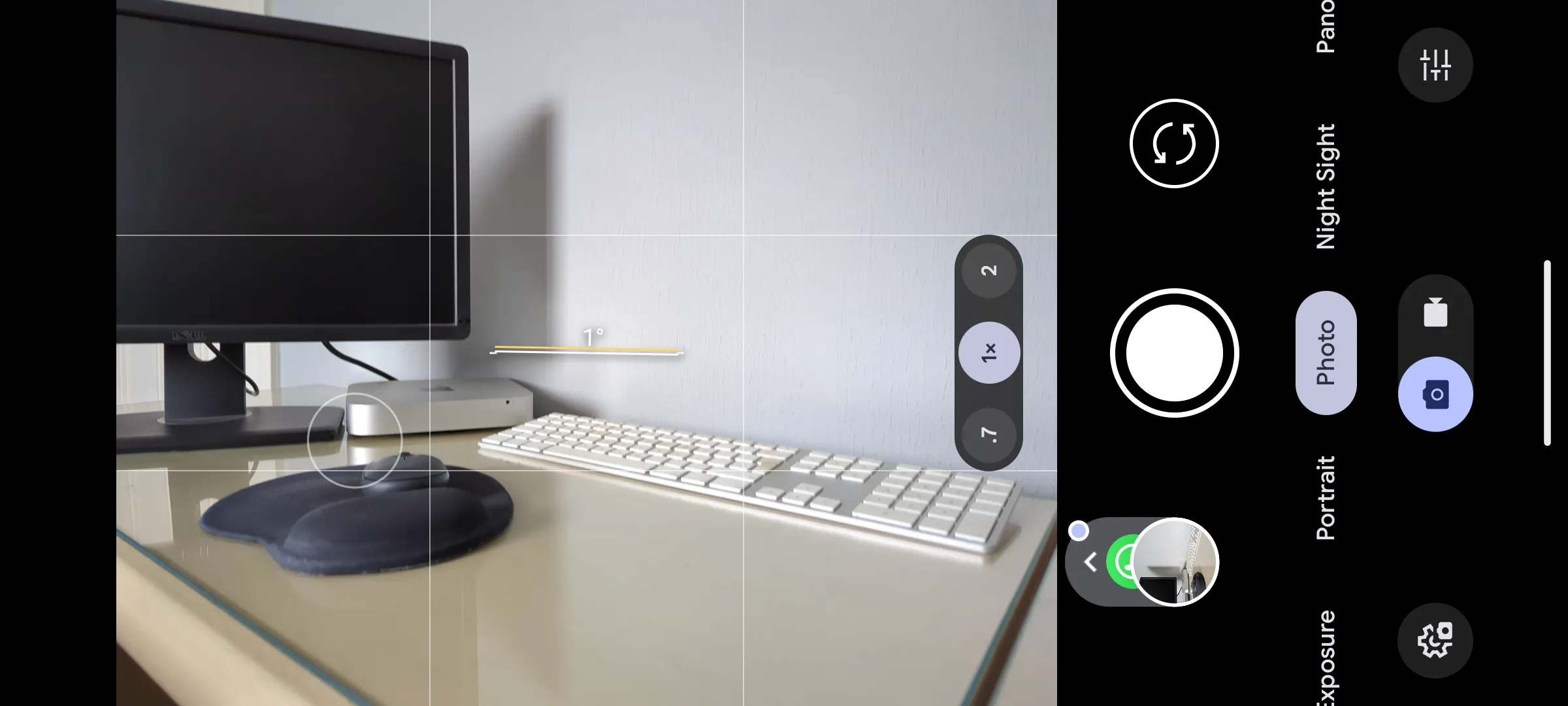 Đường lưới và chỉ báo góc nghiêng trong Pixel Camera