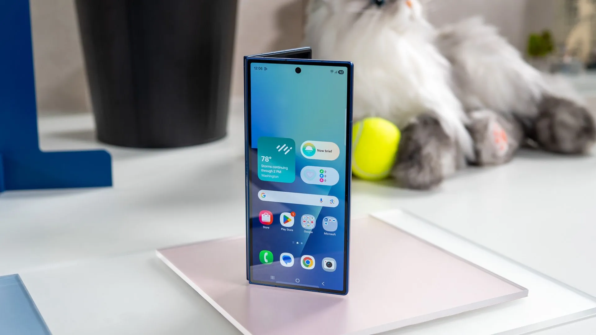 Galaxy Z Fold 7 hiển thị màn hình chính trên màn hình phụ