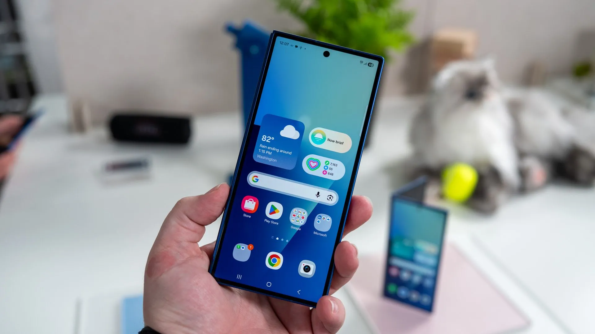 Galaxy Z Fold 7 ở trạng thái gập, sẵn sàng cho trải nghiệm kết nối 5G và Wi-Fi 7