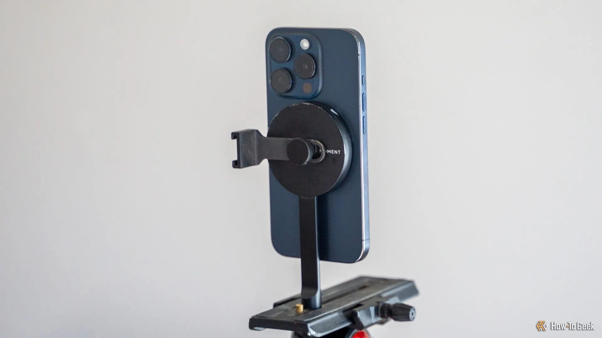 Giá đỡ tripod MagSafe Moment với iPhone 15 Pro, minh họa thiết kế mỏng gọn và dễ dàng mang theo