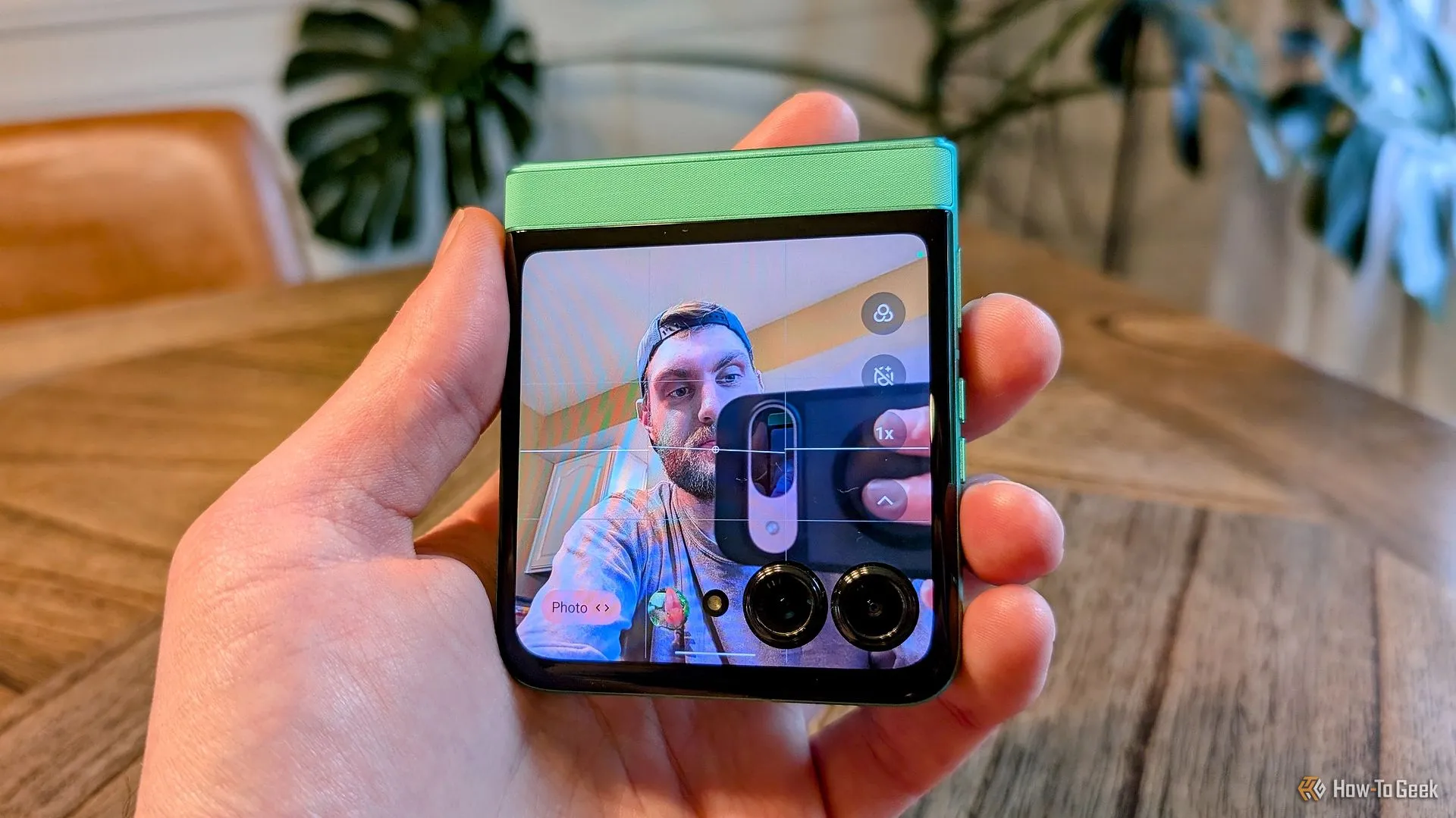 Giao diện camera của Moto Razr 2025 hiển thị trên màn hình phụ