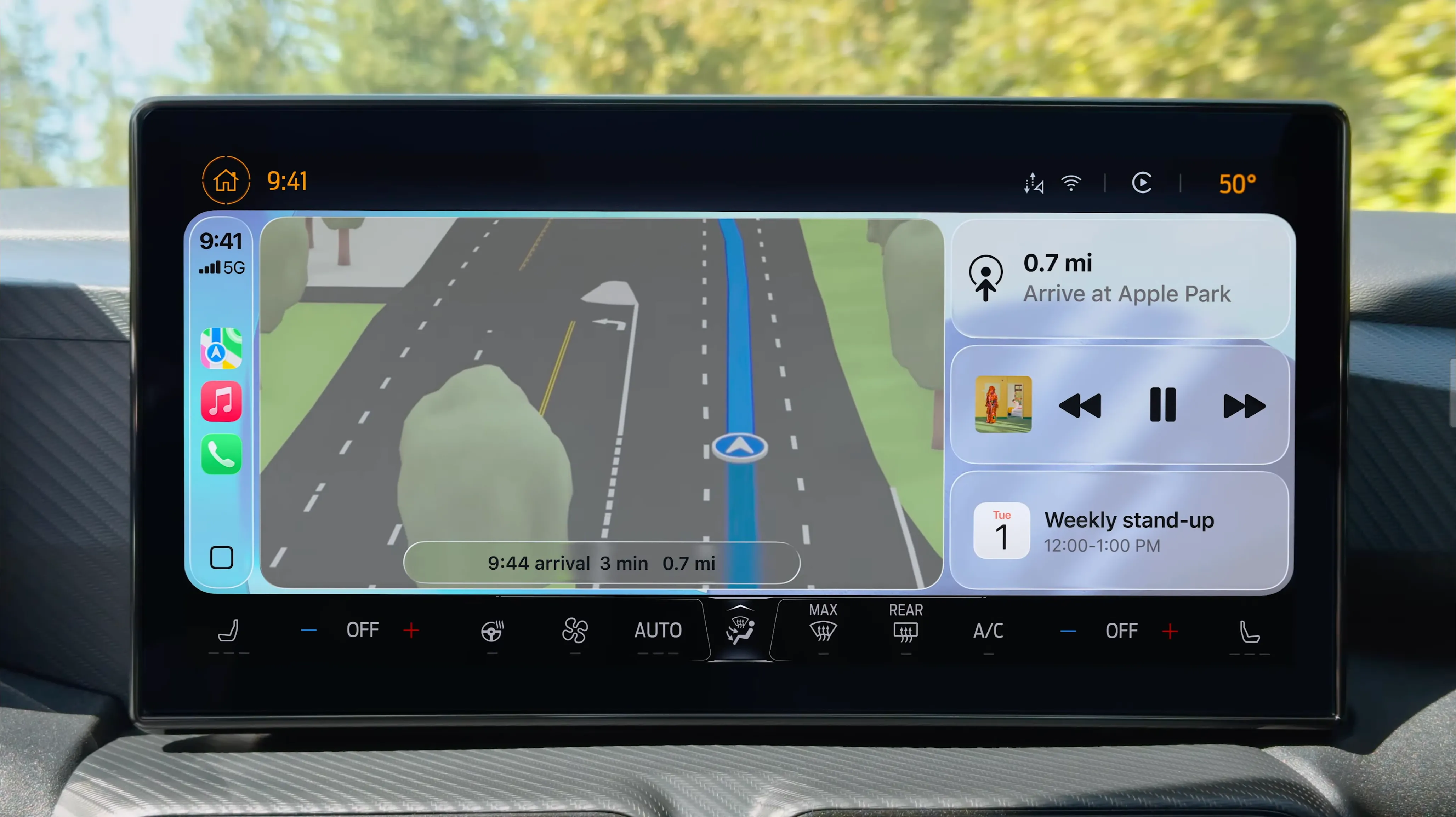 Giao diện CarPlay được thiết kế lại trong iOS 26 với hiệu ứng trong suốt Liquid Glass.
