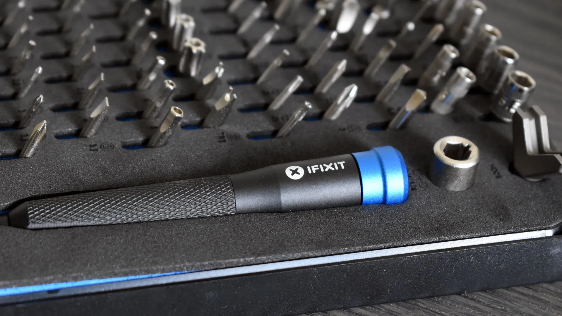 Giao diện trang web iFixit với công cụ kiểm tra tương thích thiết bị, hiển thị danh sách các mẫu điện thoại và linh kiện