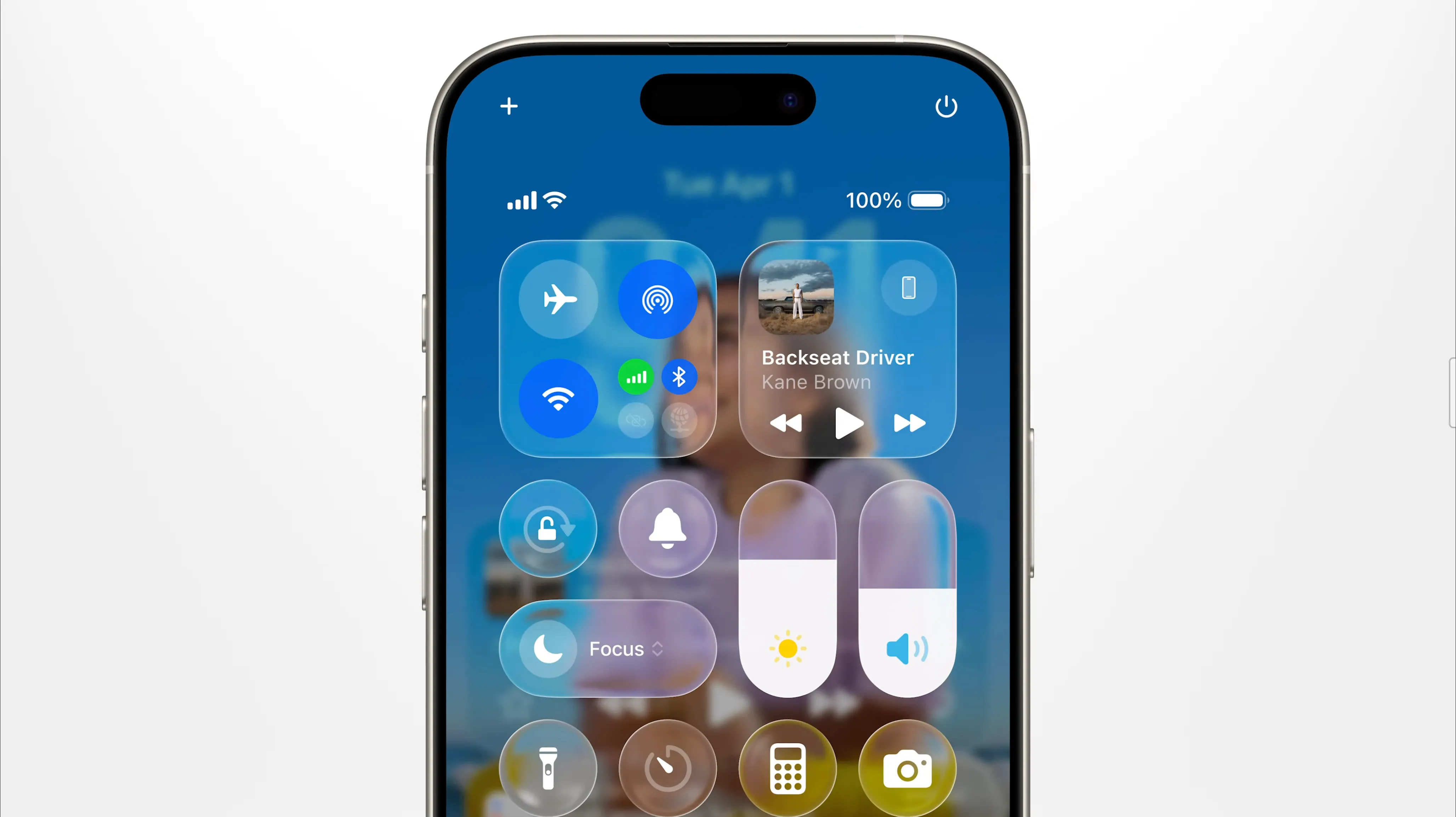 Giao diện Trung tâm điều khiển (Control Center) trên iOS 26 với hiệu ứng Liquid Glass trong suốt.