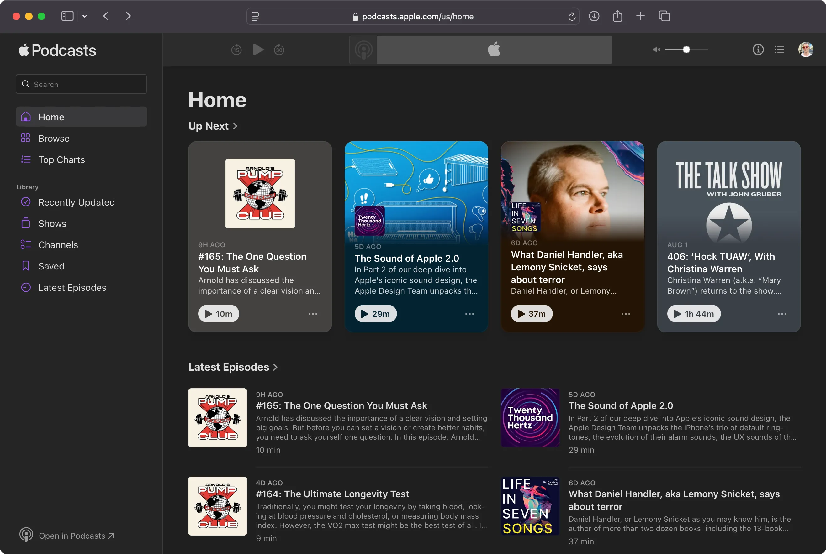 Giao diện ứng dụng web Apple Podcasts với tab &quot;Home&quot; được chọn, hiển thị các podcast đề xuất và bảng xếp hạng.