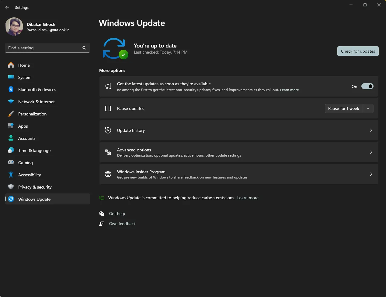Giao diện Windows 11 hiển thị thông báo hệ thống đã được cập nhật, nhấn mạnh tầm quan trọng của việc cập nhật phần mềm định kỳ để tăng cường bảo mật