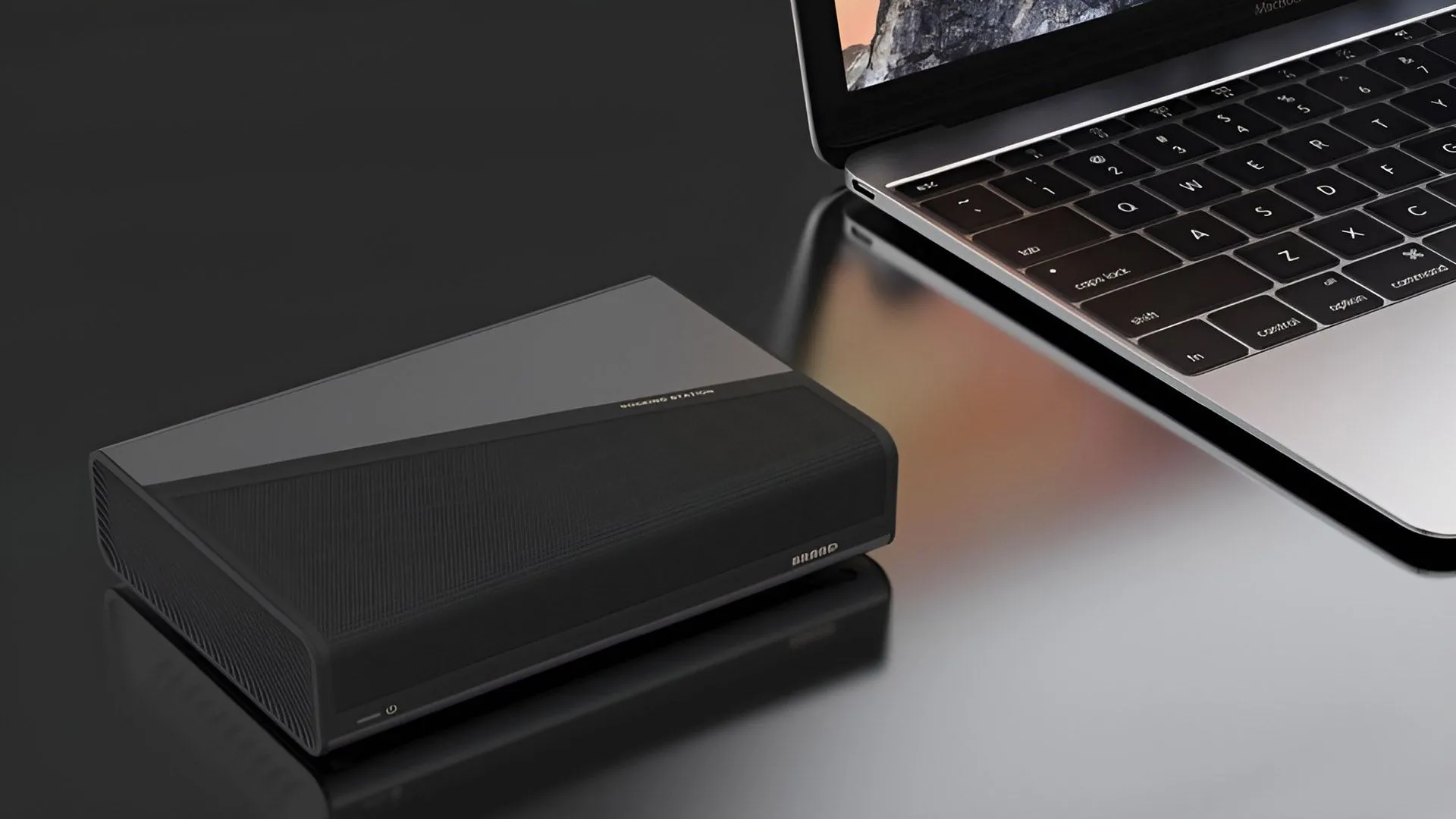 GMK AD-GP1, một GPU rời nhỏ gọn, nằm bên cạnh một laptop và màn hình