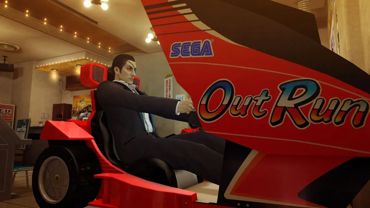 Goro Majima đang chơi minigame Out Run trong Yakuza 0, minh họa cho các hoạt động phụ đa dạng trong game.