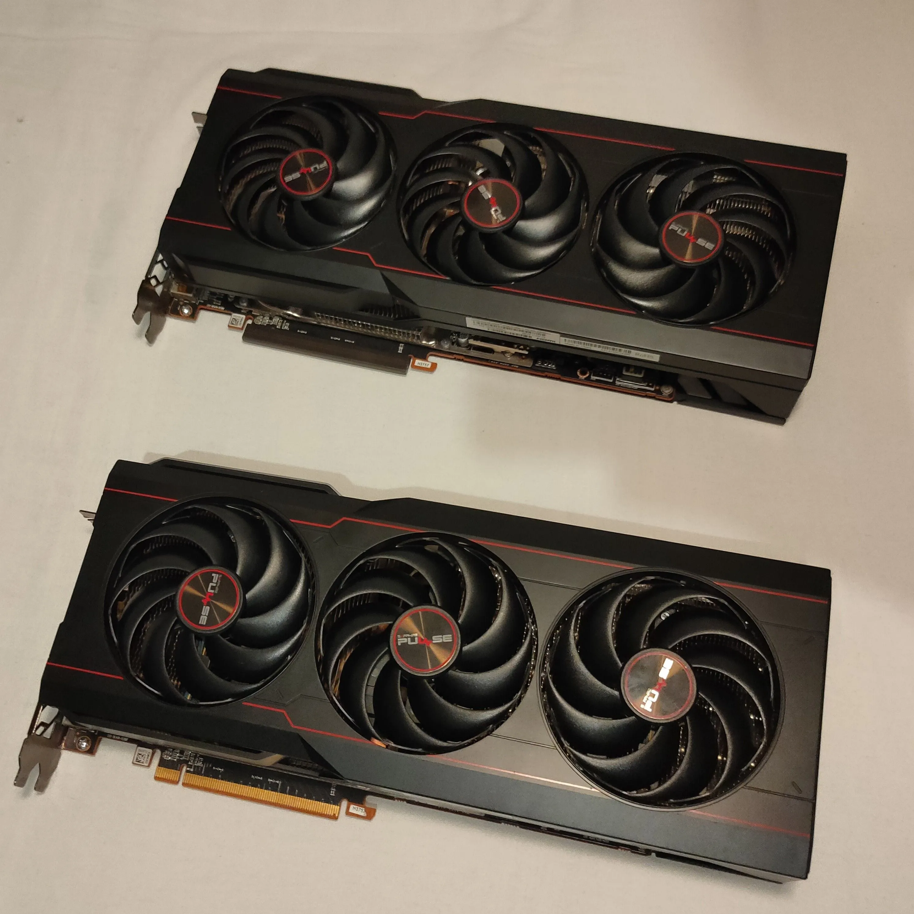 Hai card đồ họa Sapphire Pulse RX 6800 XT, ví dụ điển hình về GPU cũ có hiệu năng tốt ở mức giá hợp lý.