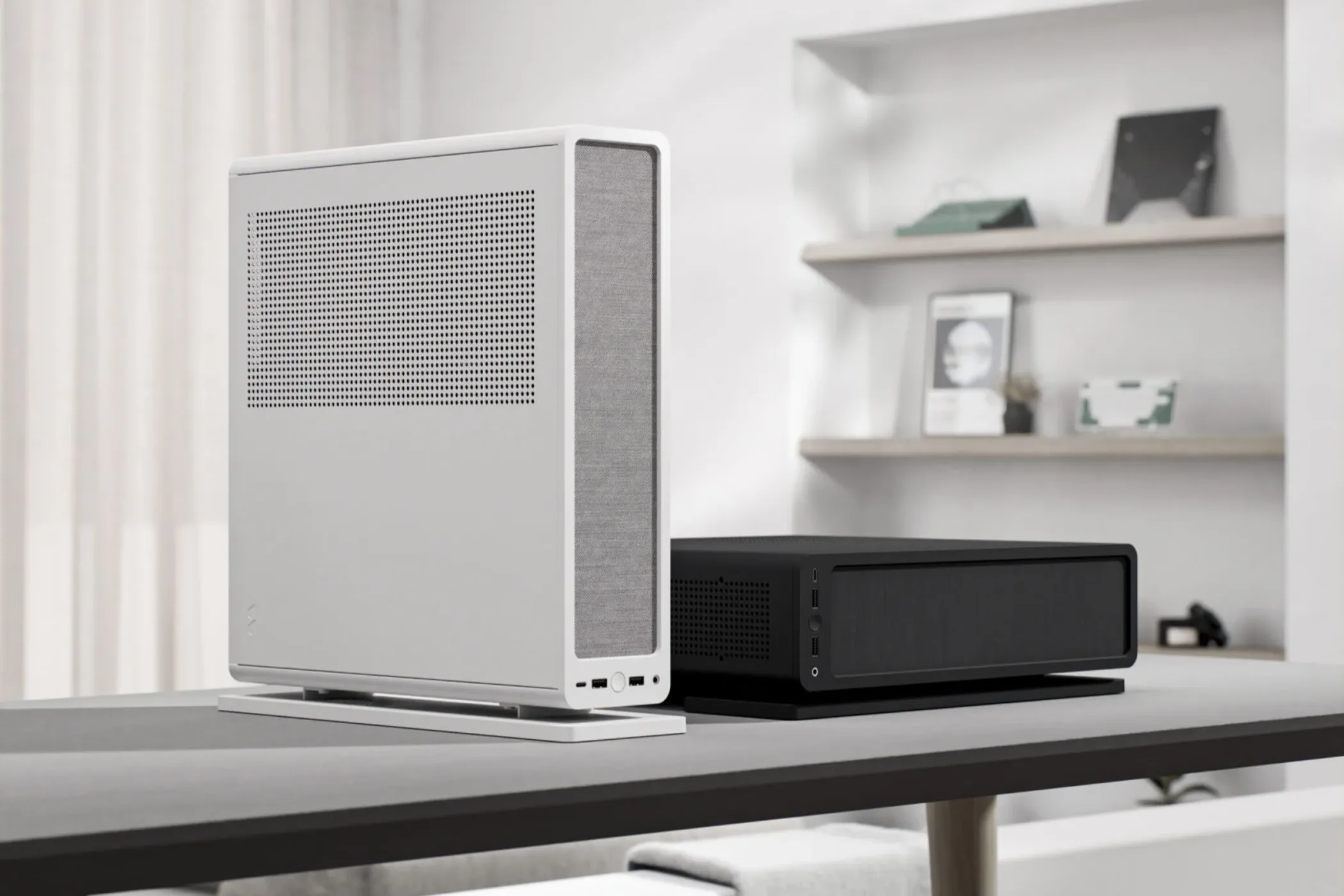 Hai vỏ case Fractal Design Ridge đặt trên bàn