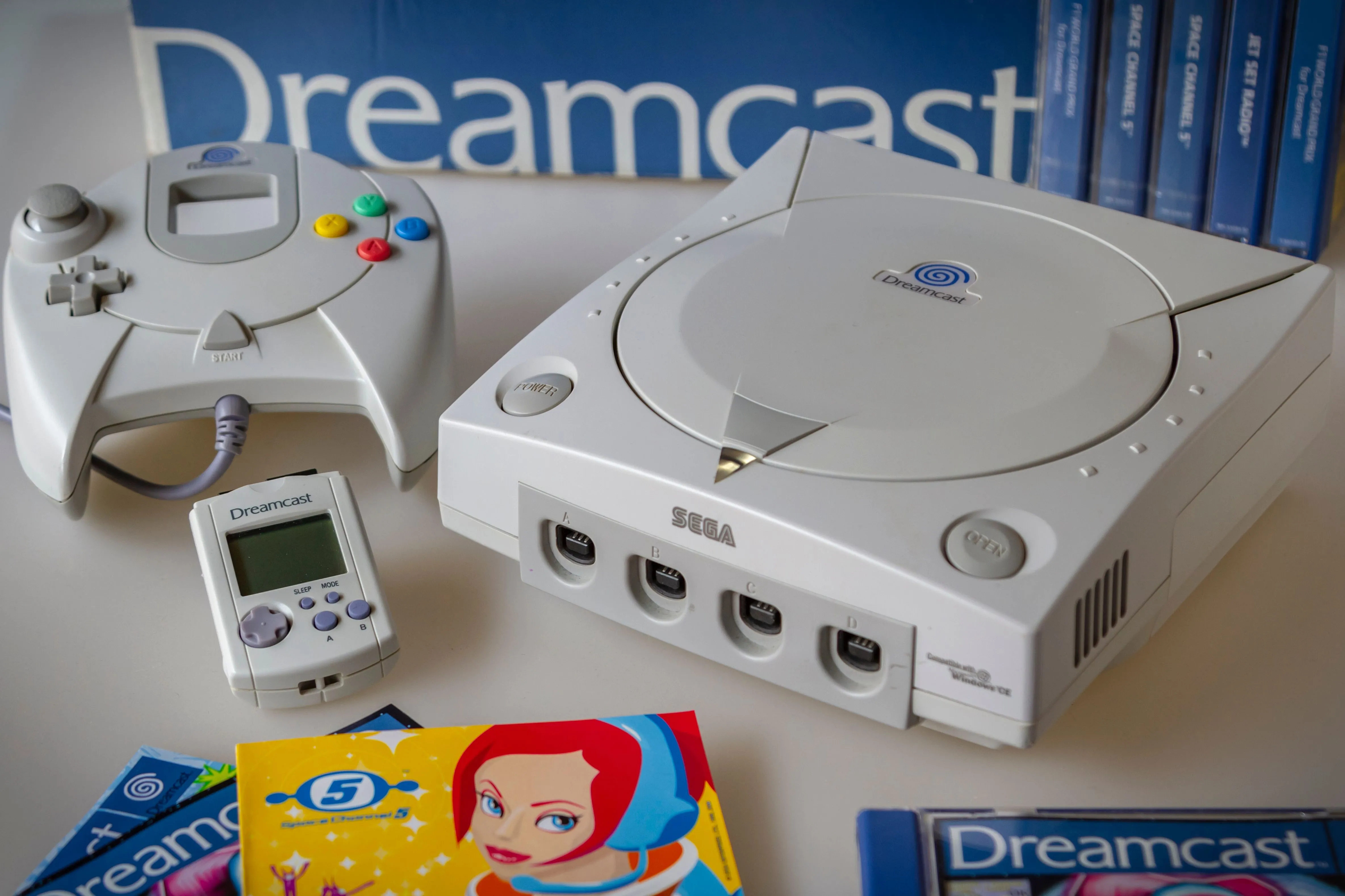 Hệ máy Sega Dreamcast cùng tay cầm và đĩa game Space Channel 5, minh họa cho một thời kỳ mà một hãng game từng rời bỏ mảng phần cứng nhưng vẫn thành công với phần mềm