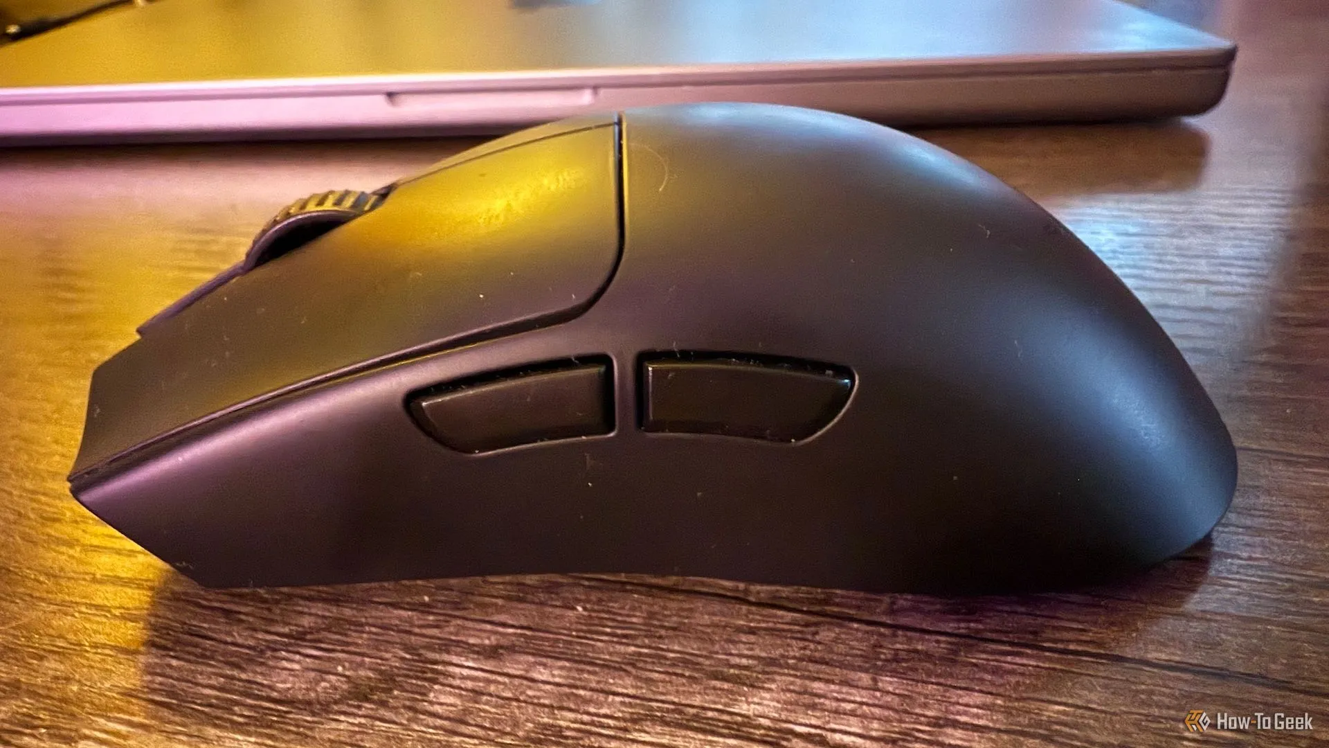 Hình ảnh cận cảnh mặt bên chuột Razer Viper V3 Pro, làm nổi bật đường cong công thái học và vị trí các nút bấm phụ.