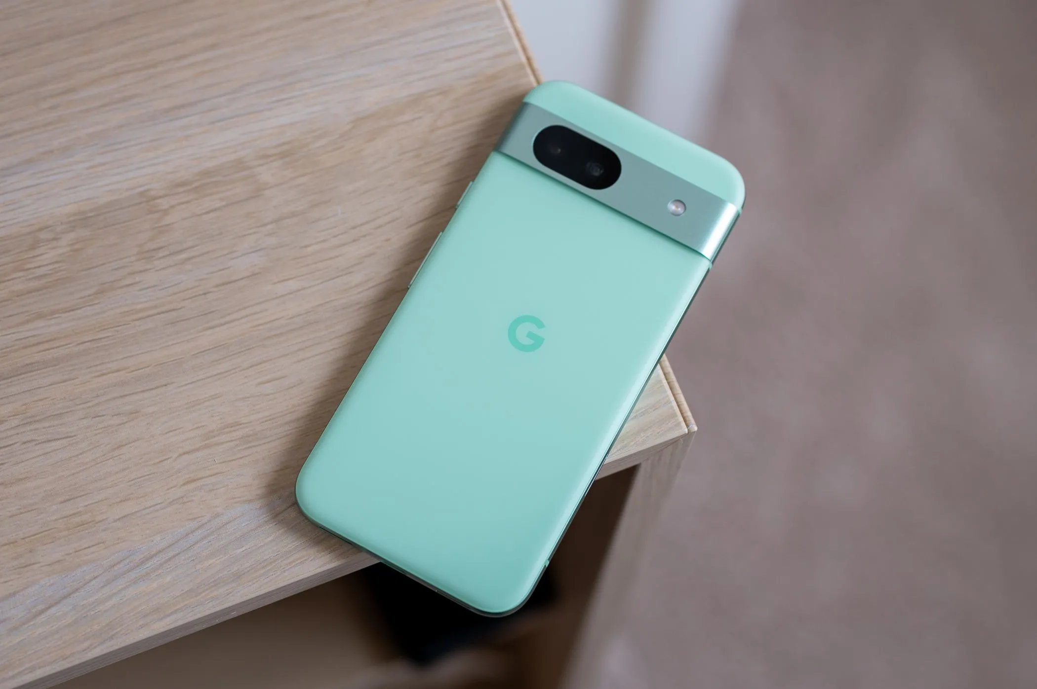Hình ảnh Google Pixel 8a đặt trên cạnh bàn, nổi bật thiết kế
