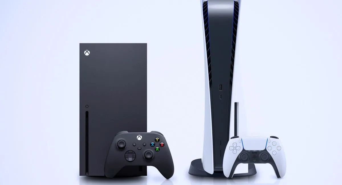 Hình ảnh hai hệ máy chơi game Xbox Series X và PlayStation 5 đặt cạnh nhau, biểu tượng cho cuộc chiến console