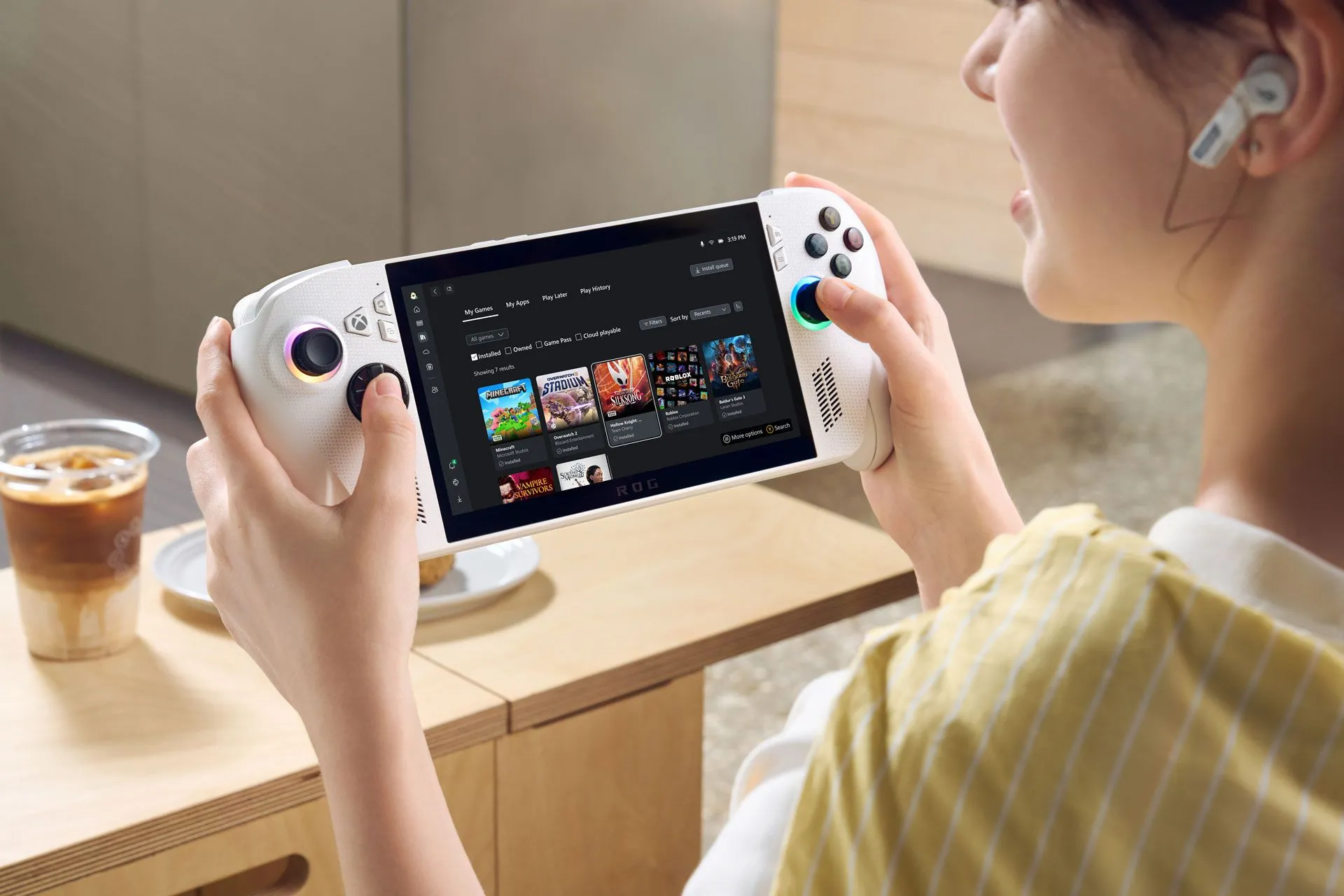 Hình ảnh quảng cáo một người đang sử dụng Xbox ROG Ally X, thể hiện sự thoải mái và tiện lợi khi chơi game cầm tay