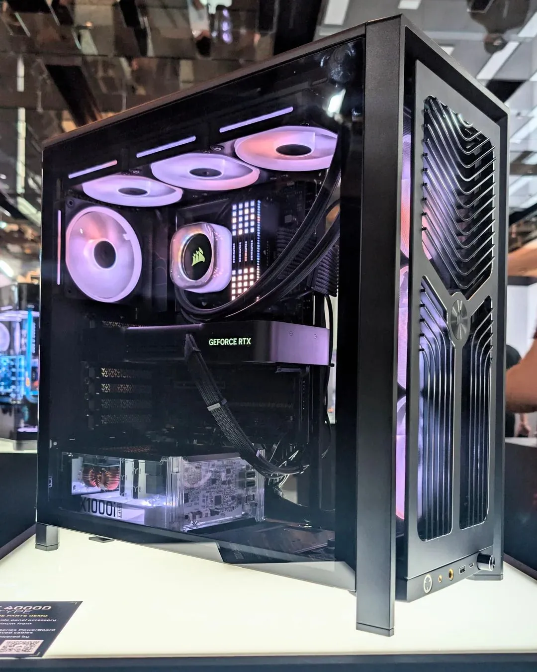Hình ảnh vỏ case PC Corsair Frame 4000D với bộ nguồn trong suốt HX1000i SHIFT prototype được gắn bên trong, cho thấy khả năng phô diễn linh kiện.