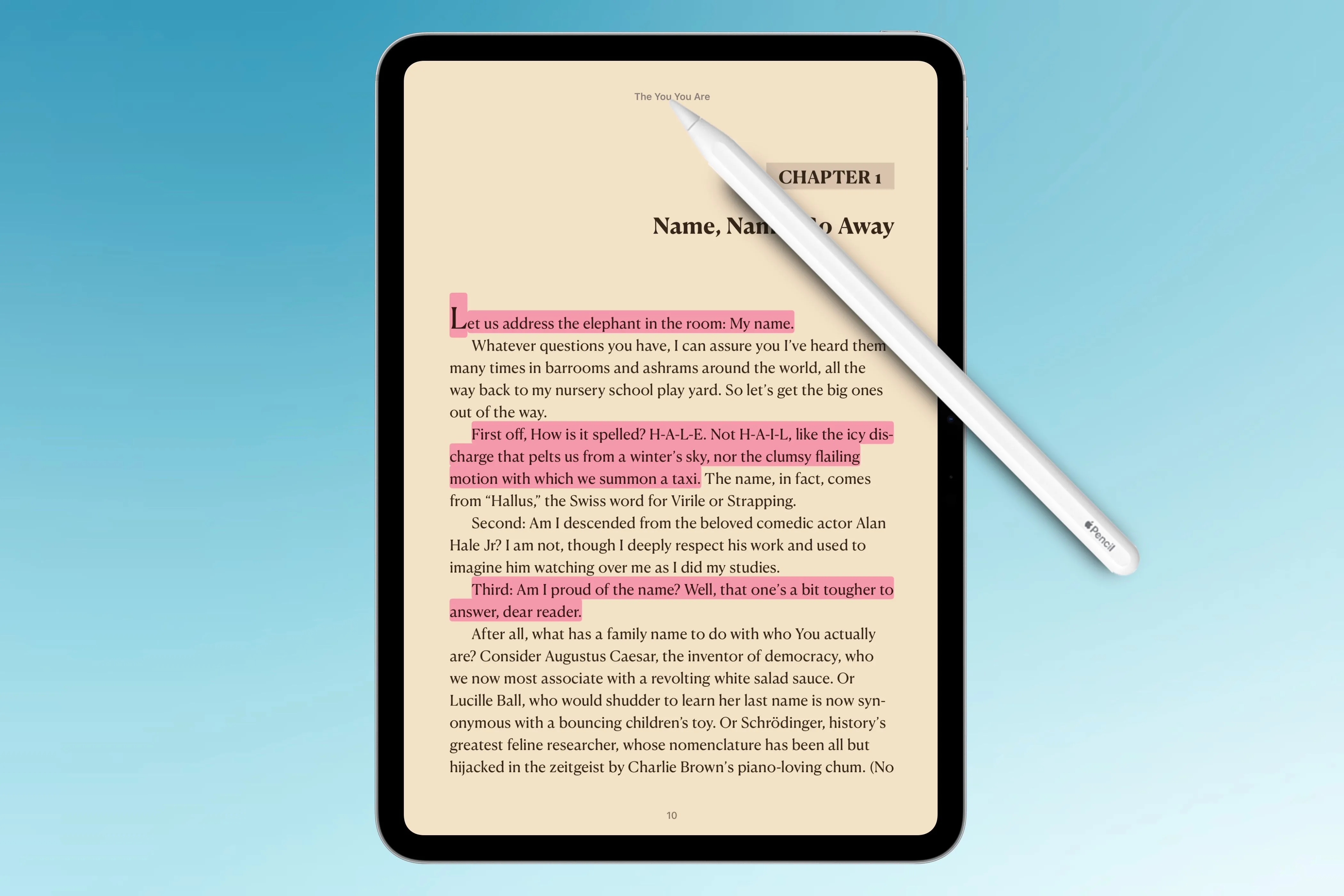 Học sinh đang ghi chú và đánh dấu trong ứng dụng Sách trên iPad bằng Apple Pencil, tối ưu cho việc học tập.