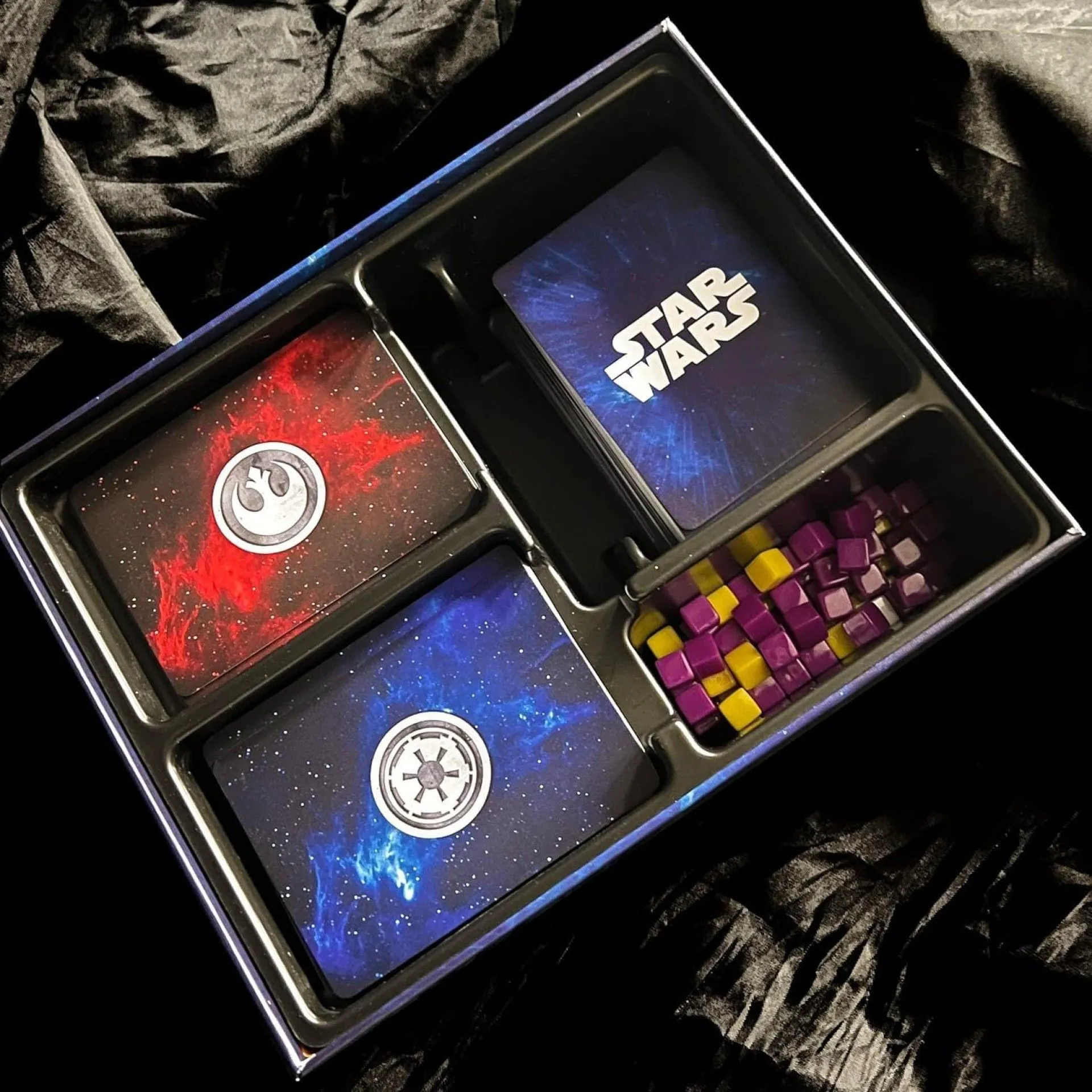 Hộp trò chơi Star Wars: The DeckBuilding Game với các lá bài, hướng dẫn.