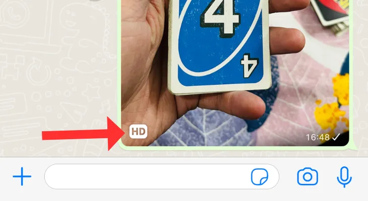 Hộp trò chuyện WhatsApp với hình mờ HD trên một bức ảnh được đánh dấu