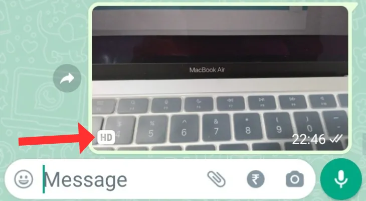Hộp trò chuyện WhatsApp với mũi tên chỉ vào hình mờ HD của một bức ảnh