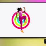 Huấn luyện viên Apple Fitness+ tập luyện với Vòng Hoạt Động hiển thị trên Apple TV